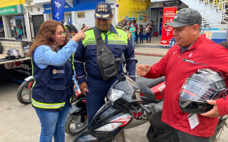 Motoristas responsables reciben cascos nuevos