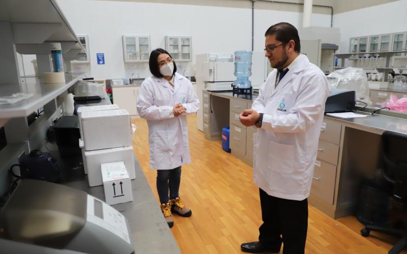 Viceministro del Agua verifica funcionamiento del Laboratorio del MARN