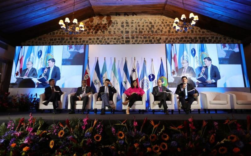 El ministro de economìa , Dr Janio Rosales (ultimo de iz a der) participò en el evento.