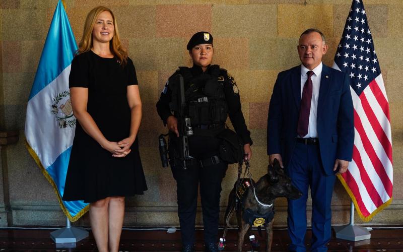 Mingob suscribe carta de entendimiento con INL-Guatemala para fortalecer programa de agentes K-9