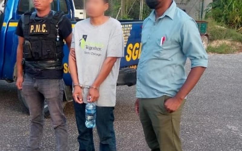 Salvadoreño con alerta roja es expulsado del país