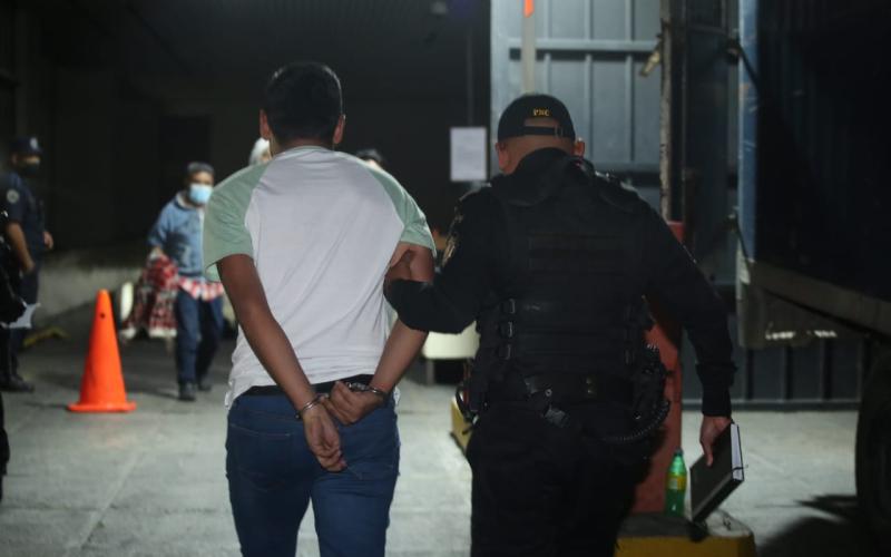 Pandillera detenida cuando recibía Q1 mil 500 de una extorsión