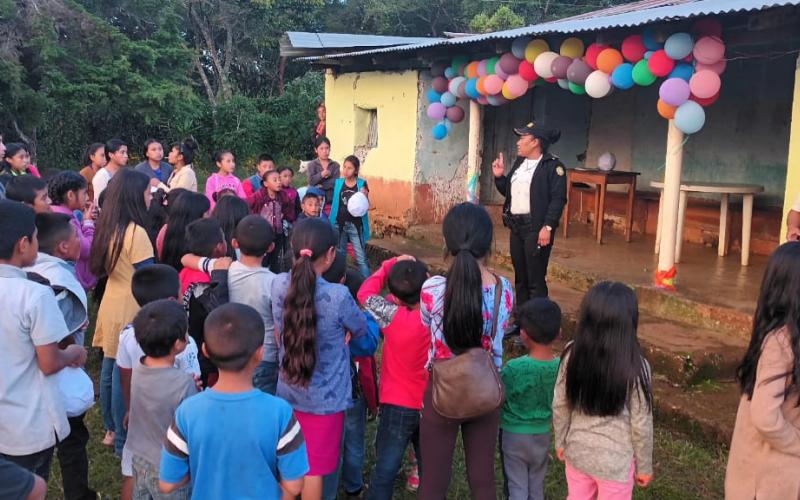 Niños y jóvenes motivados con Escuela policial de vacaciones