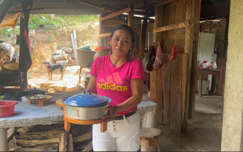 Usuaria de Beca Social Artesano en San José, Petén