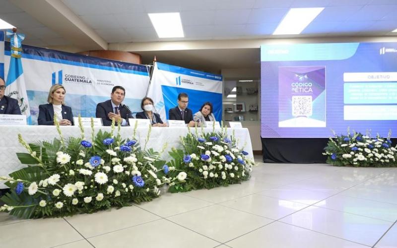 El Ministro de Economía Dr.  Janio Rosales (tercero de Izq. a Der.) presidió el evento.