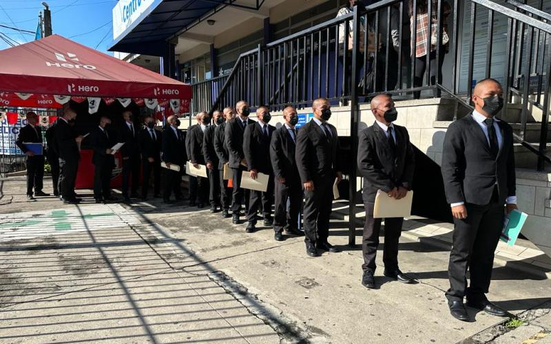 Aspirantes a PNC realizan trámite de primeras licencias de conducir