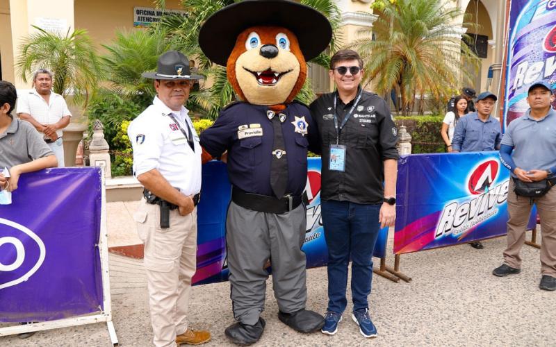 Stuard Rodríguez, Presidente de Federación Guatemalteca de Ciclismo y Wilner Hernández, Director A.i. de la Dirección General de Protección y Seguridad Vial -PROVIAL-.