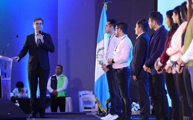 El viceministro de Desarrollo de la Mipyme, Fernando Escalante, en representación del ministro de Economía, Dr. Janio Rosales, participó en la premiación del concurso “El Gran Pitch”