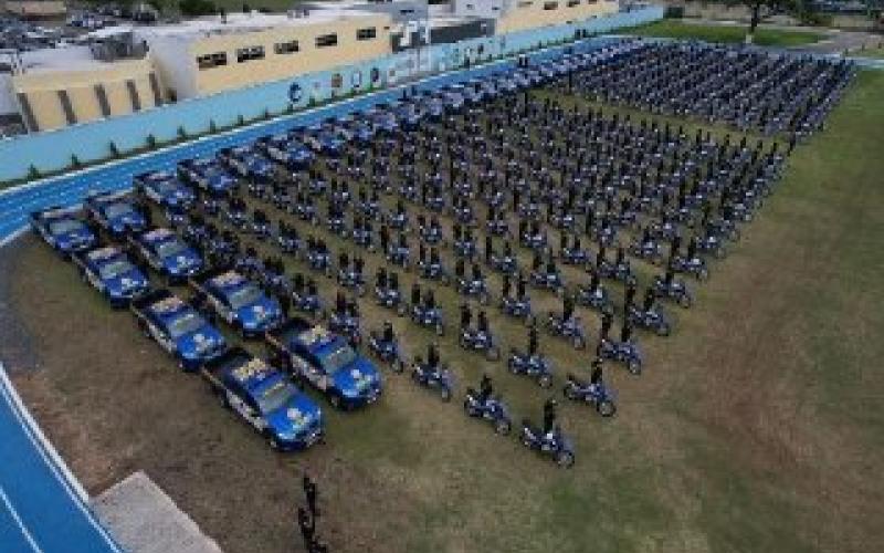 Entregan 300 motocicletas y 39 autopatrullas para mejorar la movilidad policial en el país