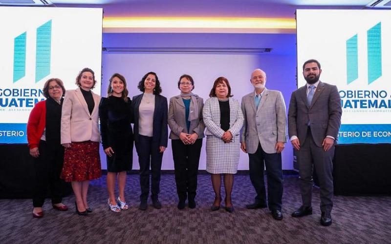 La viceministra de Integración y Comercio Exterior, María Luisa Flores (quinta de Izq. a Der) presidió la capacitación.