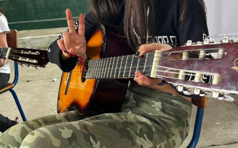 Festival por la Paz en Mixco, GuatemalaAyer el Ministerio de Desarrollo Social -Mides- junto a la Comisión Presidencial por la Paz y los Derechos Humanos -Copadeh-, realizó el “Festival por la Paz” para la juventud de Mixco. La actividad se realizó en la Escuela Oficial Urbana Mixta República de Turquía No. 84, ubicada en el municipio de Mixco, Guatemala, donde asistieron alrededor de 200 adolescentes y jóvenes. El objetivo consistió en promover la cultura de paz entre la juventud y adolescencia, para evita