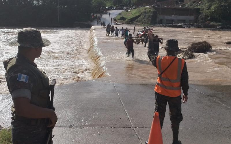 Ejército de Guatemala apoya emergencia suscitada por lluvias en Izabal.