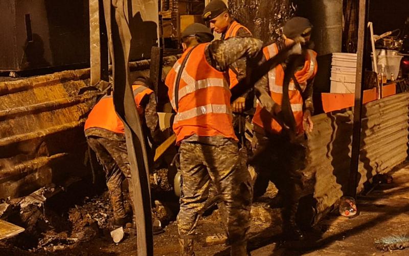 186 soldados contribuyen con tareas de remoción de escombros y reconstrucción de área afectada por incendio en zona 21.