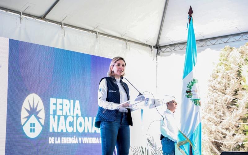 Viceministra de Inversión y Competencia, Francisca Cárdenas, inaugura la Feria Vivienda Social y Energía en Xela