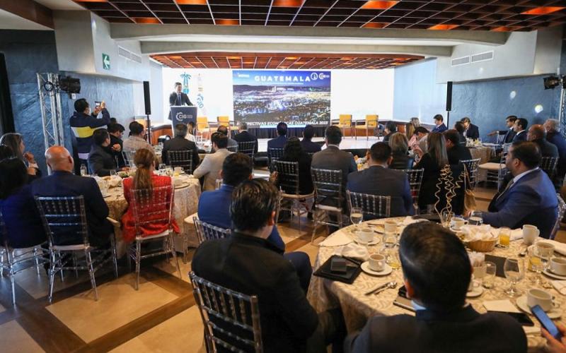 El Ministro de Economía Dr.  Janio Rosales durante su participación en el evento.