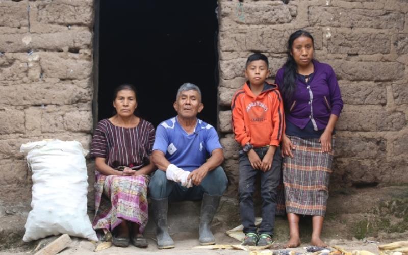 Entregan cemento a viviendas censadas por el RSH en Santa Lucía La Reforma, Totonicapán