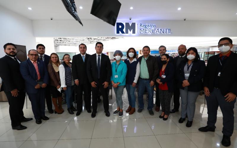 Ministro de economía, inaugura ampliación de servicios del Registro MercantilCon el objetivo de satisfacer la demanda de atención de los usuarios que en la actualidad acuden a la nueva sede del Registro Mercantil General de la República (RM) ubicada en el Centro Empresarial Géminis 10, las autoridades del Ministerio de Economía decidieron ampliar el espacio físico de atención del área ubicada en el tercer nivel del edificio mencionado. El ministro de Economía, Dr. Janio Rosales, quien participó en el evento