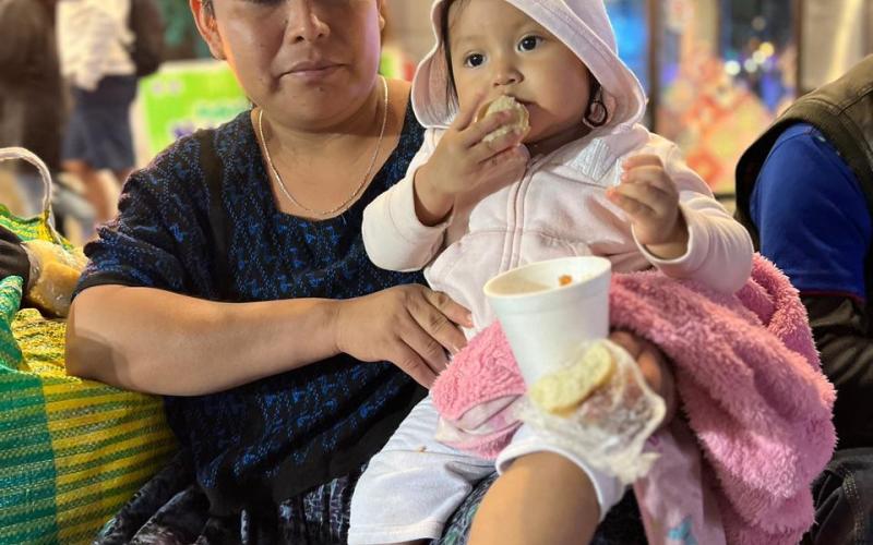 Mides comparte cena navideña con personas guatemaltecas