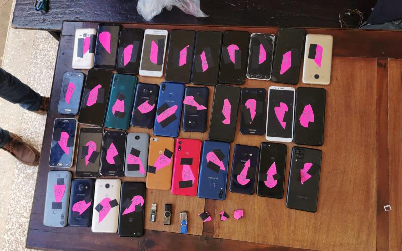 Localizan dispositivos móviles y cables para señal durante requisa en Pavón