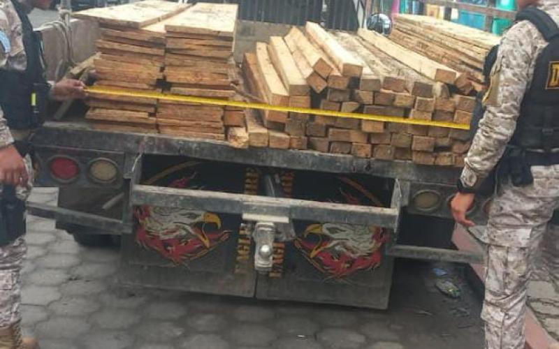 Diprona captura a personas por transportar de forma ilegal producto forestal