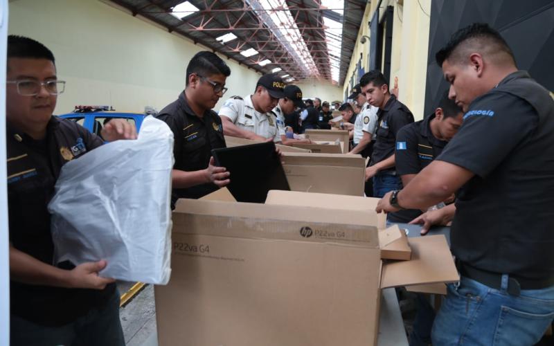 Entrega de computadoras refuerza capacidades tecnológicas de PNC