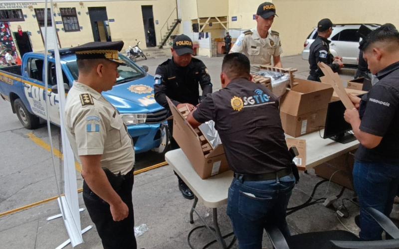 Gobernación refuerza trabajo policial con entrega de equipo cómputo