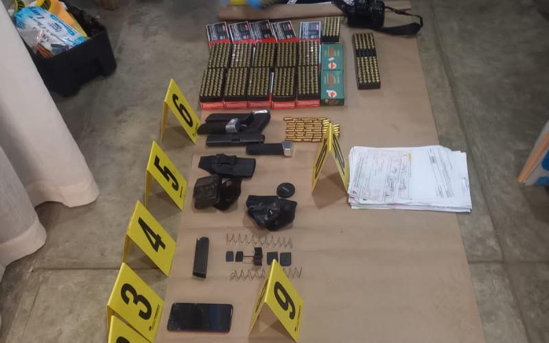 Investigadores de DIDAE detienen a implicados en venta ilegal de arma de fuego