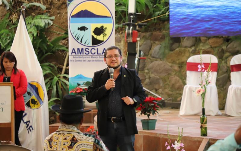 Viceministro del Agua destaca trabajo del MARN a favor del lago de Atitlán durante conversatorio en Sololá