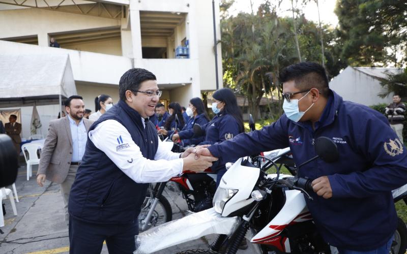 Extensionistas reciben motocicletas para fortalecer acciones de respuesta ante el cambio climático