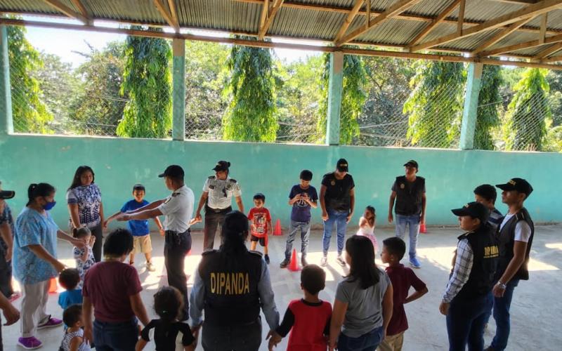 Personal de Dipanda lleva alegría a niños de áreas rurales