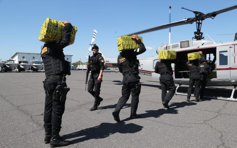 Gobernación traslada vía aérea droga decomisada en semisumergible