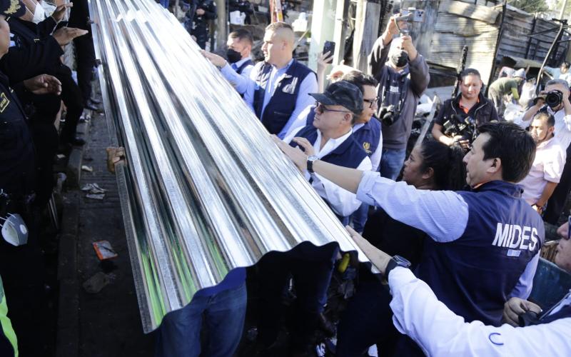 Mingob apoya a familias afectadas por incendio en zona 21