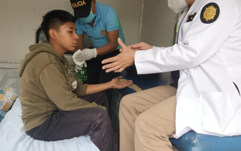 Personal del Hospital de PNC realiza jornada médica en zona 21