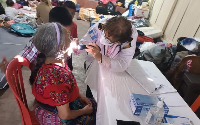 Salud policial realiza jornada médica en el asentamiento Los Eucaliptos zona 21