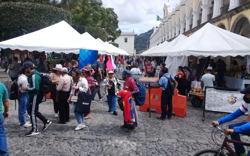 Feria de emprendimiento en parque central de la Antigua Guatemala