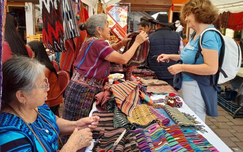 Emprendedores participan en feria de emprendimiento en Sololá
