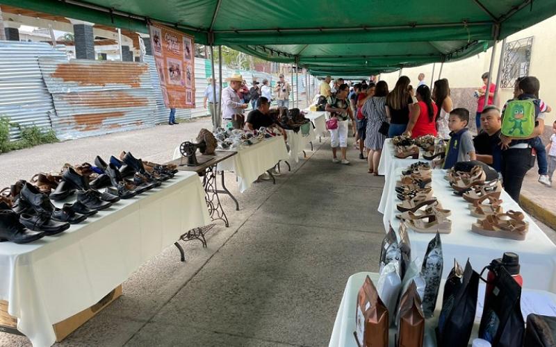 Exposición de emprendedores del sector de zapatos.