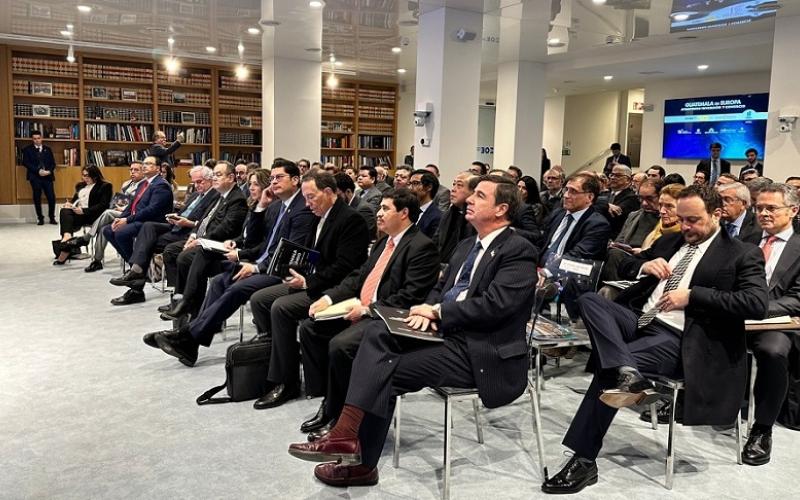 El Ministro de Economía, Dr. Janio Rosales (primera fila, 4to. de Izq. a Der.) participa en el acto de inauguración del encuentro empresarial.