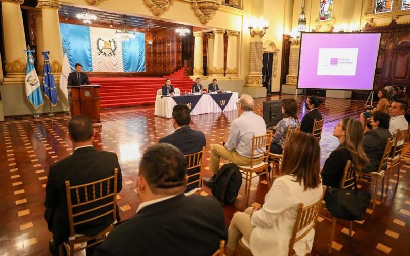 El Ministro de Economía Dr.  Janio Rosales presidió el evento. 