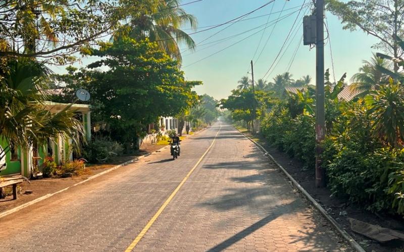 Fodes mejora calle en Sipacate, Escuintla