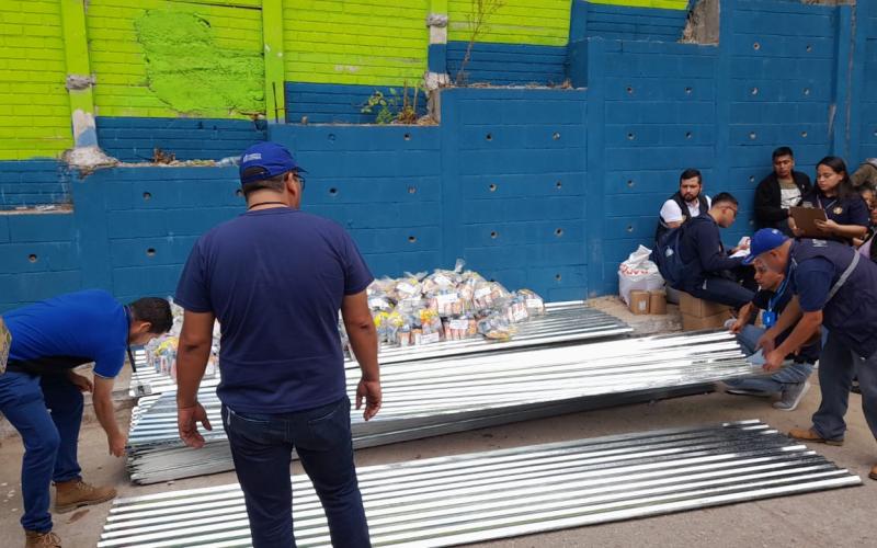 Mides asiste a personas damnificadas por incendio en zona 21