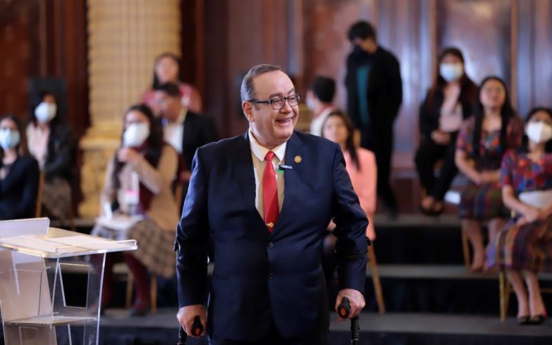 En Consulta con el Dr. Giammattei 