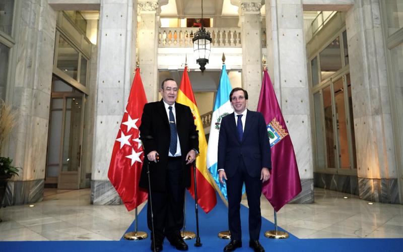 Presidente Alejandro Giammattei junto con el alcalde de Madrid, Jose Luis Martínez