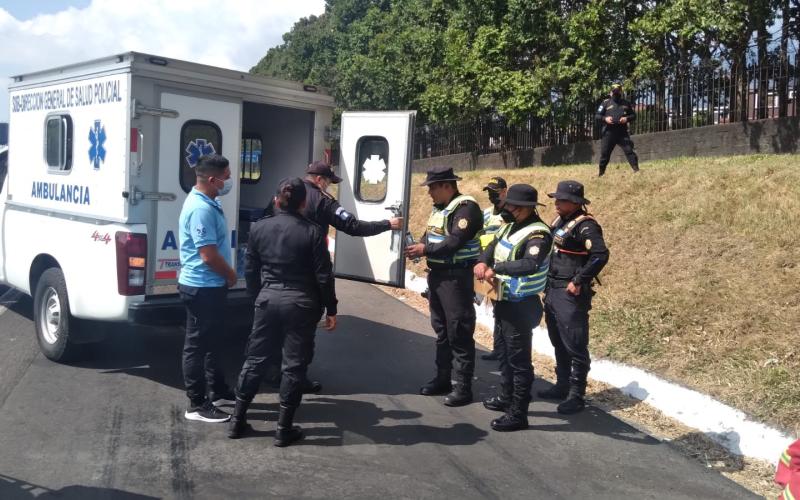 Ambulancias de PNC en apresto por retorno de personas por fiestas de fin de año