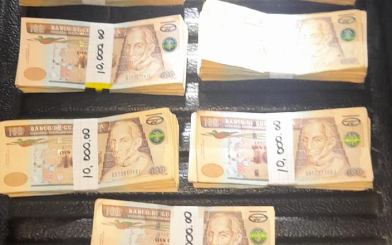 Detenido trasladaba fuerte suma de dinero en Suchitepéquez