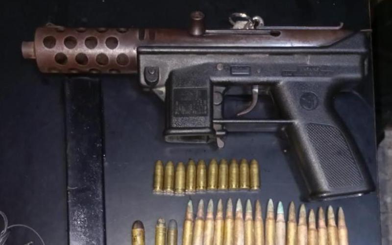 Presunto pandillero detenido cuando transportaba una subametralladora