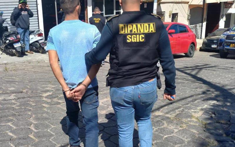 Investigadores policiales detienen a presuntos violadores en allanamientos