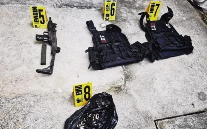 Decomisan subametralladora y recuperan vehículos con reporte de robo en allanamientos