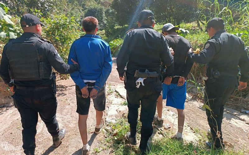 Capturan a dos presuntos sicarios en Chimaltenango