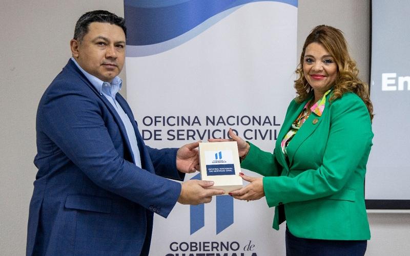 La Directora de Onsec entrega data al Gerente de Guatel